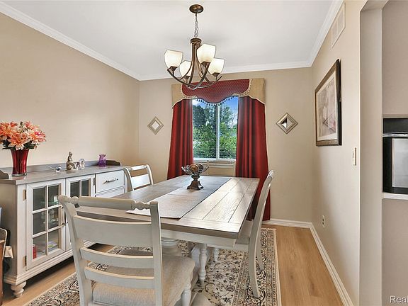 5th image of 348 Meadowlake Rd