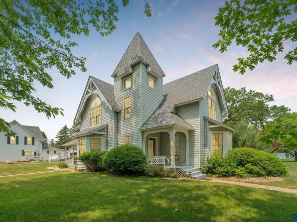 412 E 8th St, Dell Rapids, SD 57022
