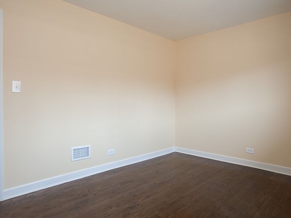 3rd image of 1405 W Touhy Ave