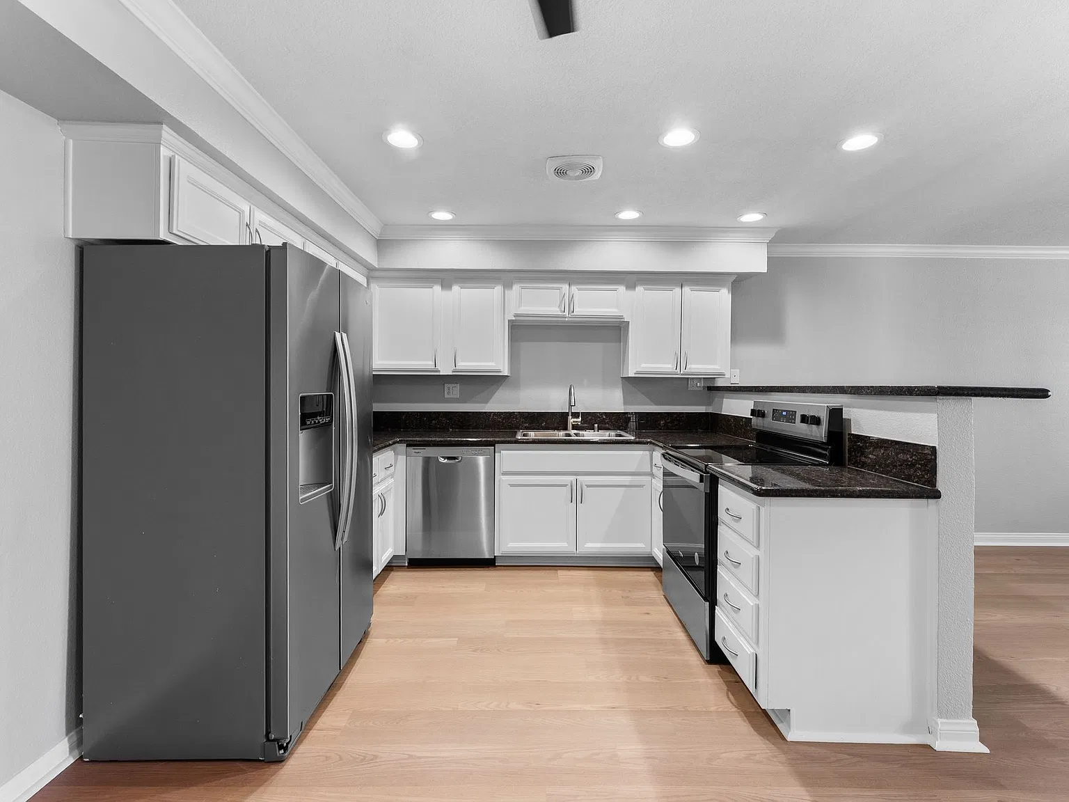 Twin Pines Apartments — Photo 1