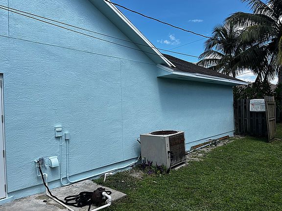 5th image of 1085 SW Barbarosa Ave