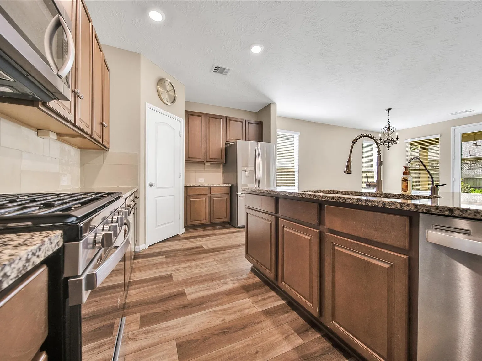 3 bed, 2.0 bath, 2419 sqft, $2,649 — Photo 4