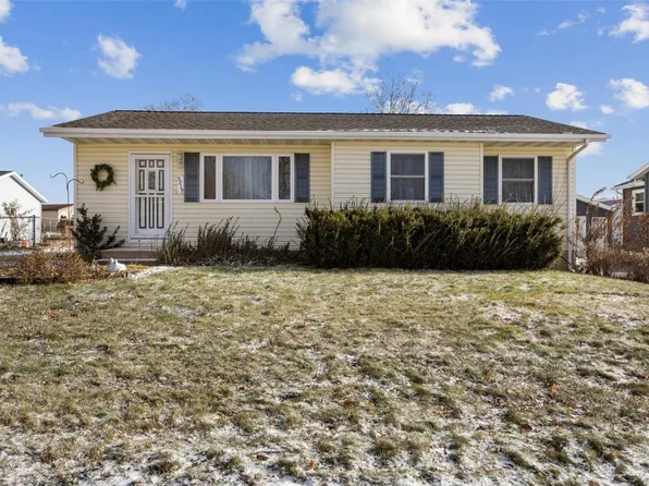 5219 Pine Grove Dr NE, Cedar Rapids, IA 52402