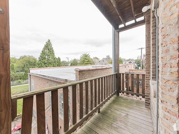 3rd image of 1948 W Berteau Ave #215