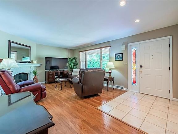 3rd image of 215 Pin Oak Dr