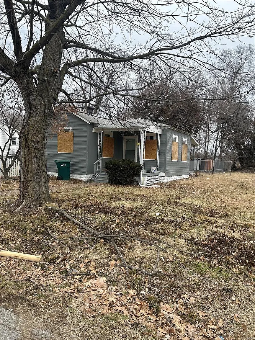 457 Godin Ave photo 1