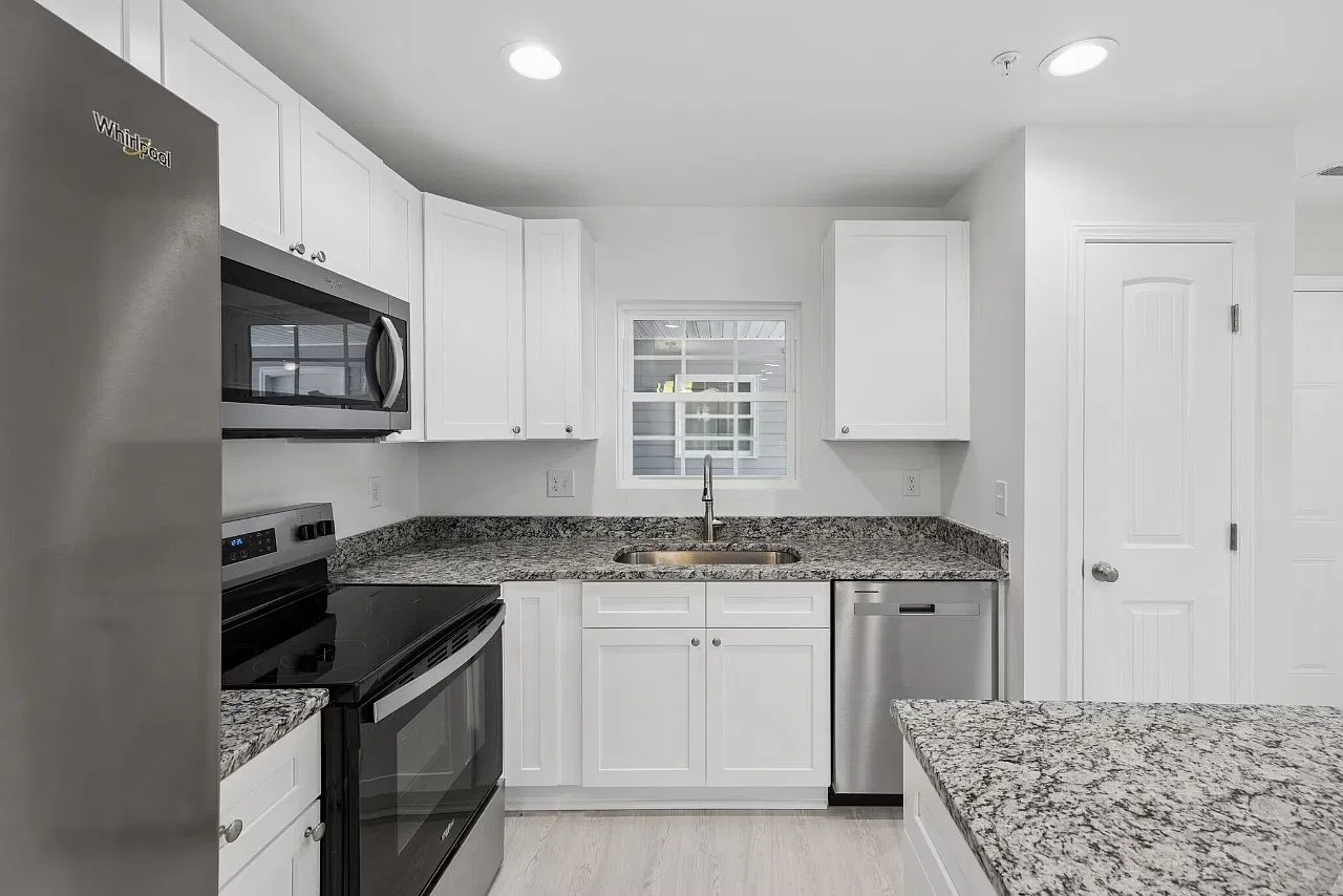 Colonial Gardens Apartments — Photo 2