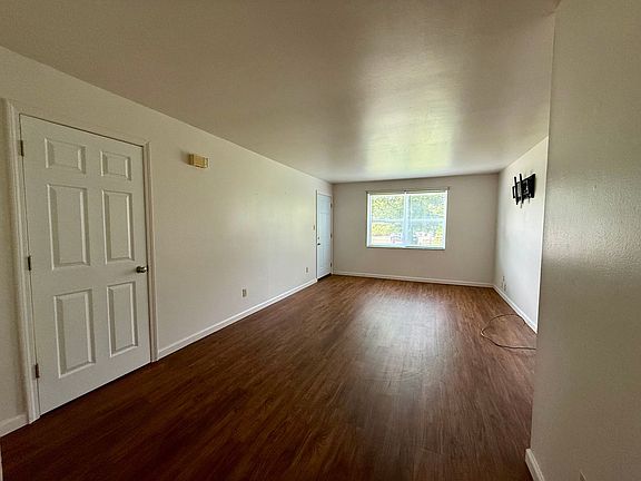 3rd image of 1206 W 9th St #101