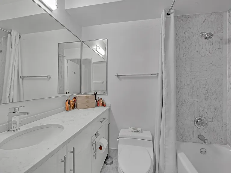 330 E 38th St #31H — Photo 12