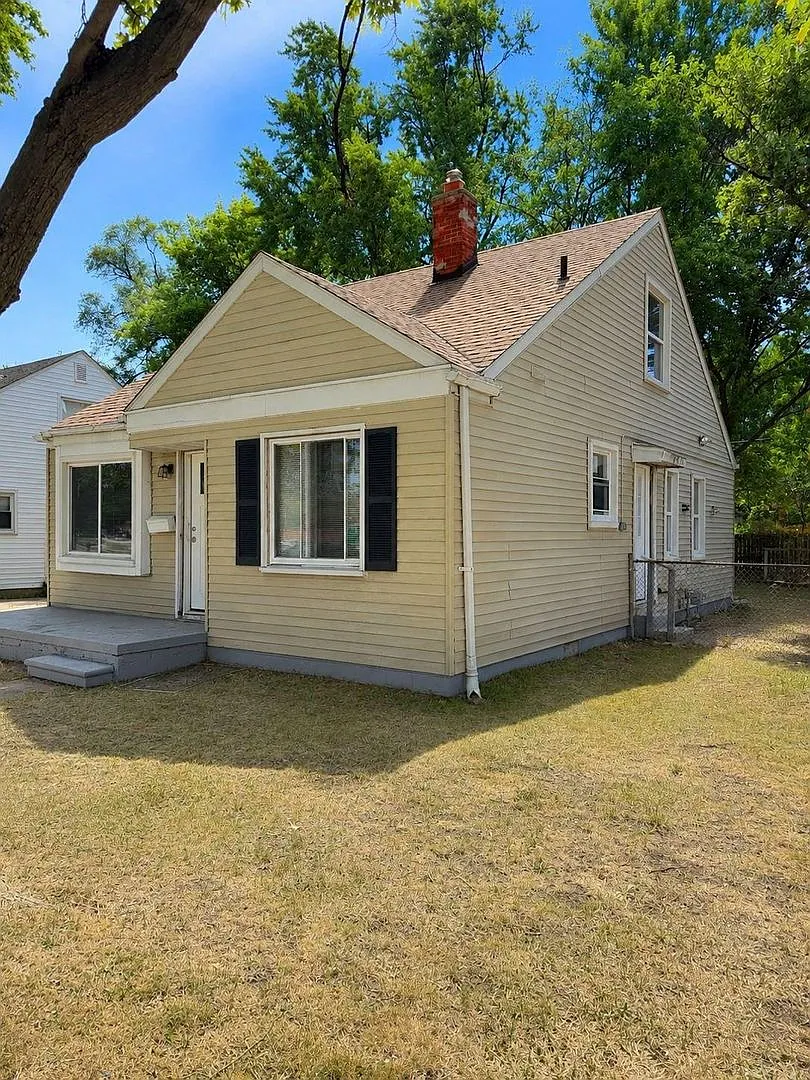 Beautiful 3 bedroom, 1 bath home with fenced yard, Granite, Luxury Flooring — Photo 2