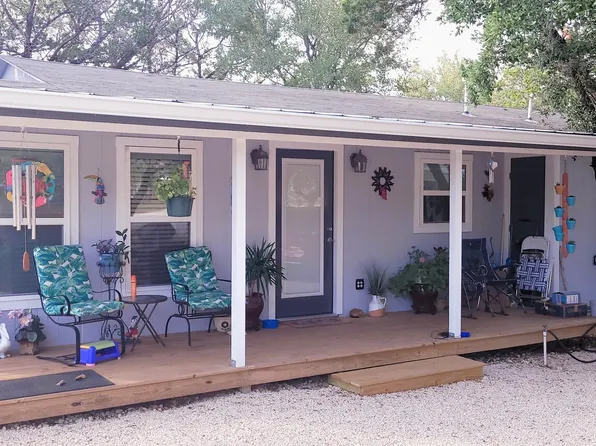 777 Robindale E, Bandera, TX 78003