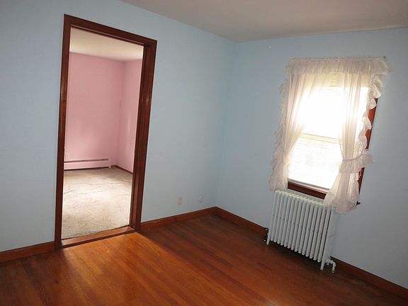 4th image of 10 Orchard Dr