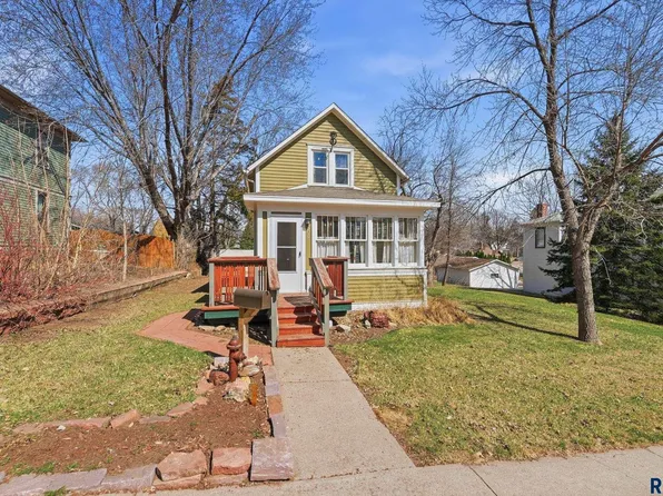 306 E 7th St, Dell Rapids, SD 57022