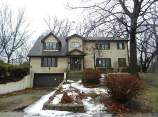 737 Spring St, Roselle, IL 60172