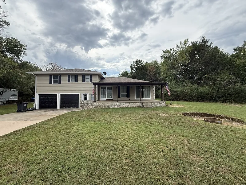 3 bed, 3.0 bath, 2200 sqft, $2,500 — Photo 3