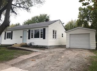 1355 Orchard Dr, Pella, IA 50219