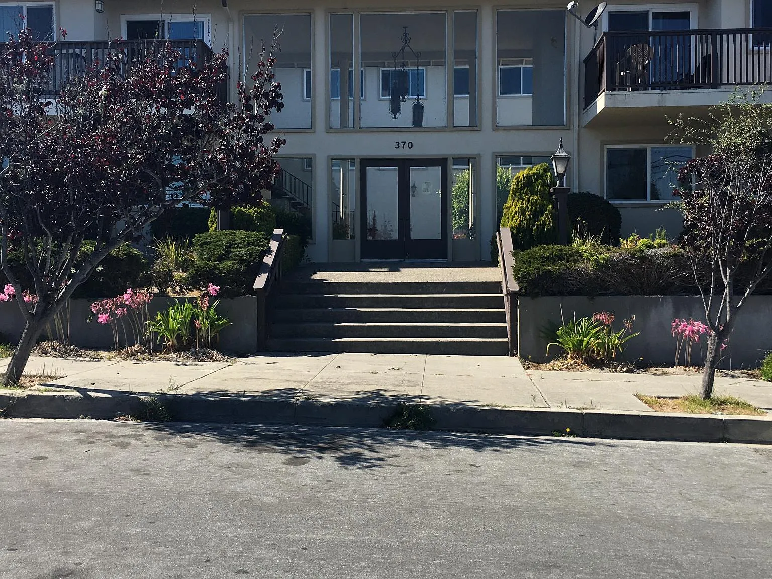 370 Clay St — Photo 2