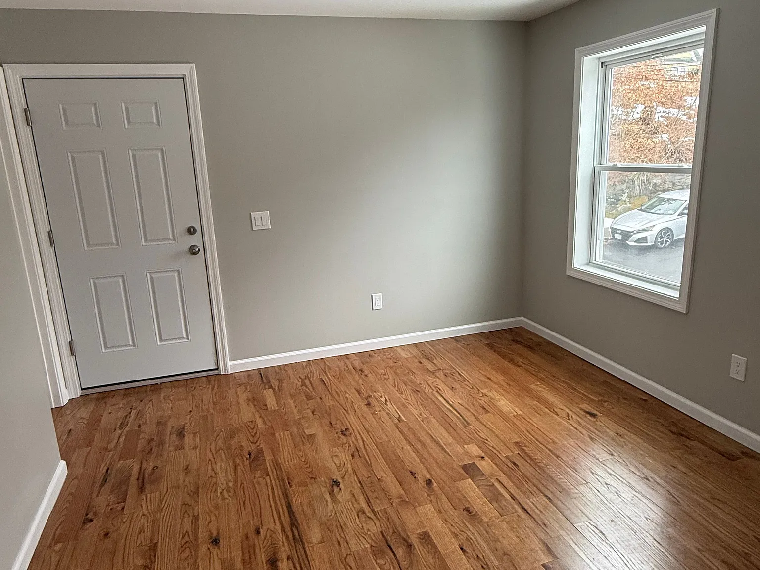 3 bed, 1.0 bath, 1010 sqft, $1,950 — Photo 2