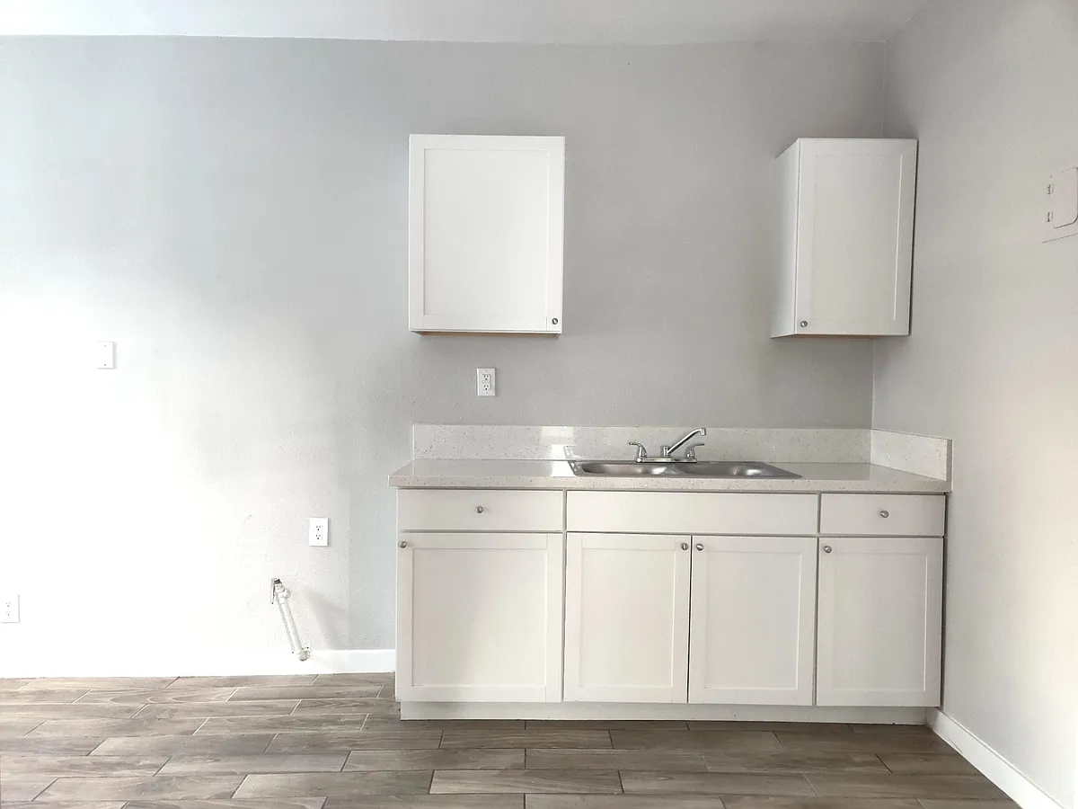 Building Photo - 901 N Arrowhead Ave #204