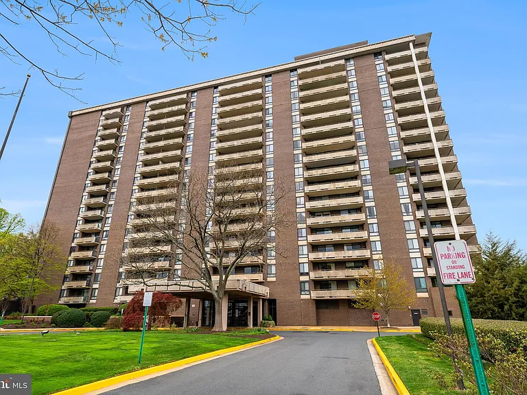 1800 Old Meadow Rd #919 — Photo 1