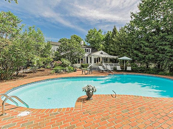 2nd image of 22880 Canterbury Ln