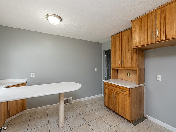 5th image of 15709 Northwood Ave