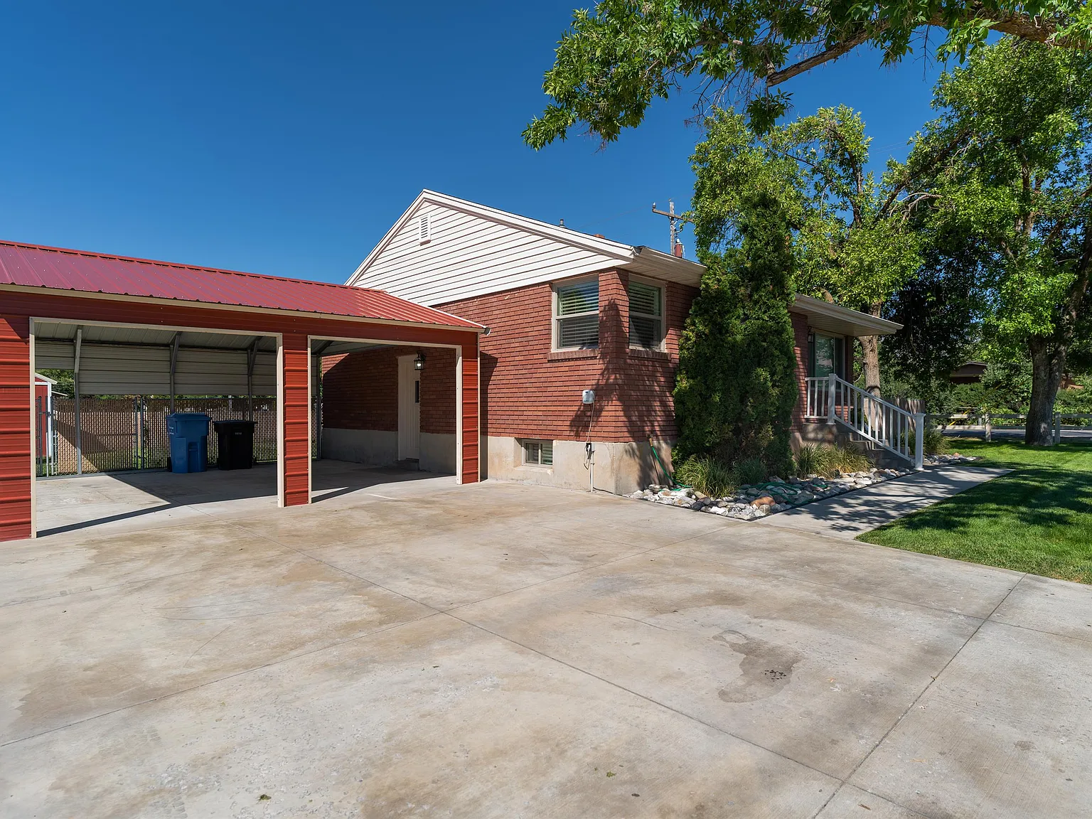4 bed, 2.0 bath, 2172 sqft, $1,900 — Photo 2