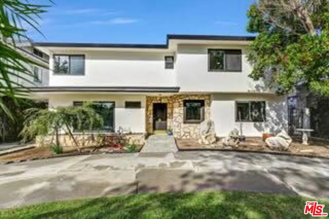3 bed, 5.0 bath, 4000 sqft, $9,000 — Photo 2