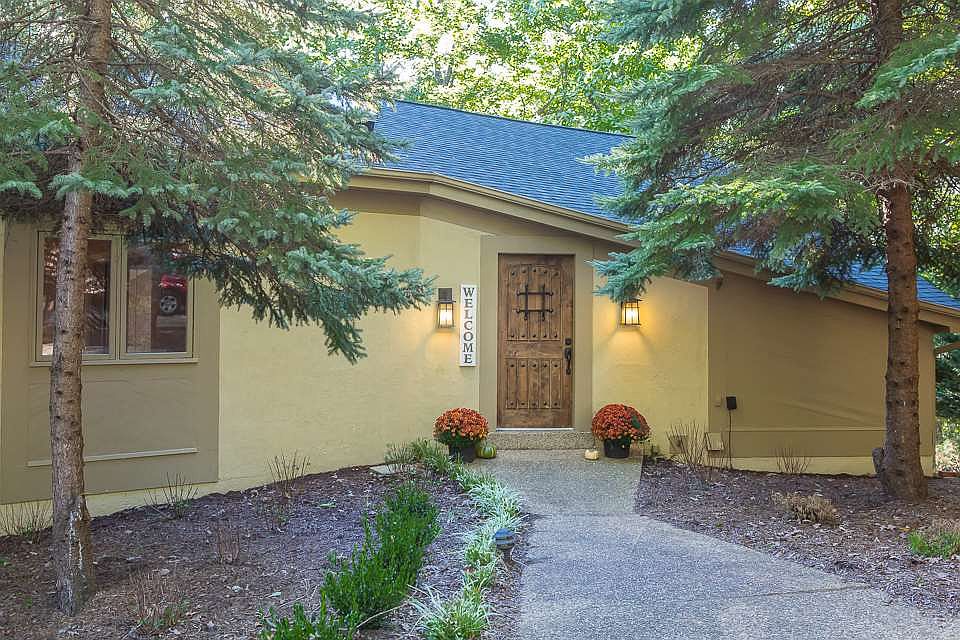 1st image of 225 Penn Ct