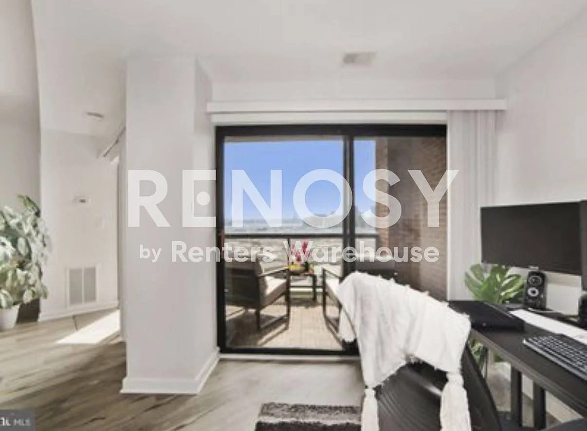 2 Bed / 2 Bath Waterfront Condo — Photo 4