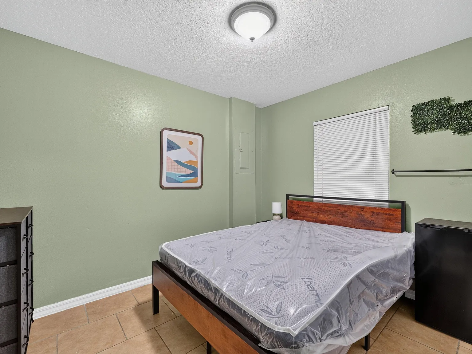 4 bed, 4.0 bath, 100 sqft, $862 — Photo 2