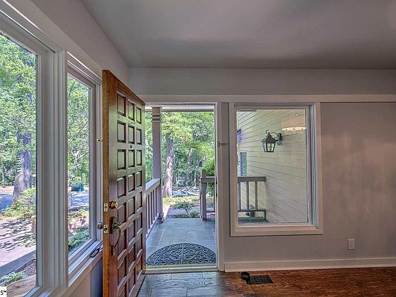 3rd image of 231 E Park Ave