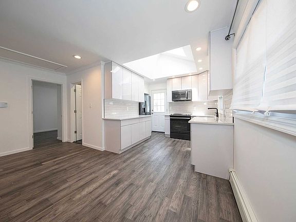 5th image of 66 Lois Ct
