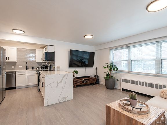 3rd image of 2909 N Sheridan Rd APT 407