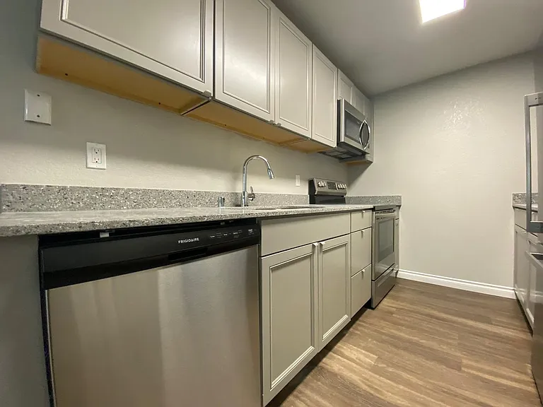 Westwood Apartments — Photo 112