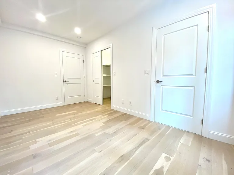 160 E 48th St #4T5 — Photo 11