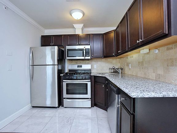 4th image of 4077 Victory Blvd #B