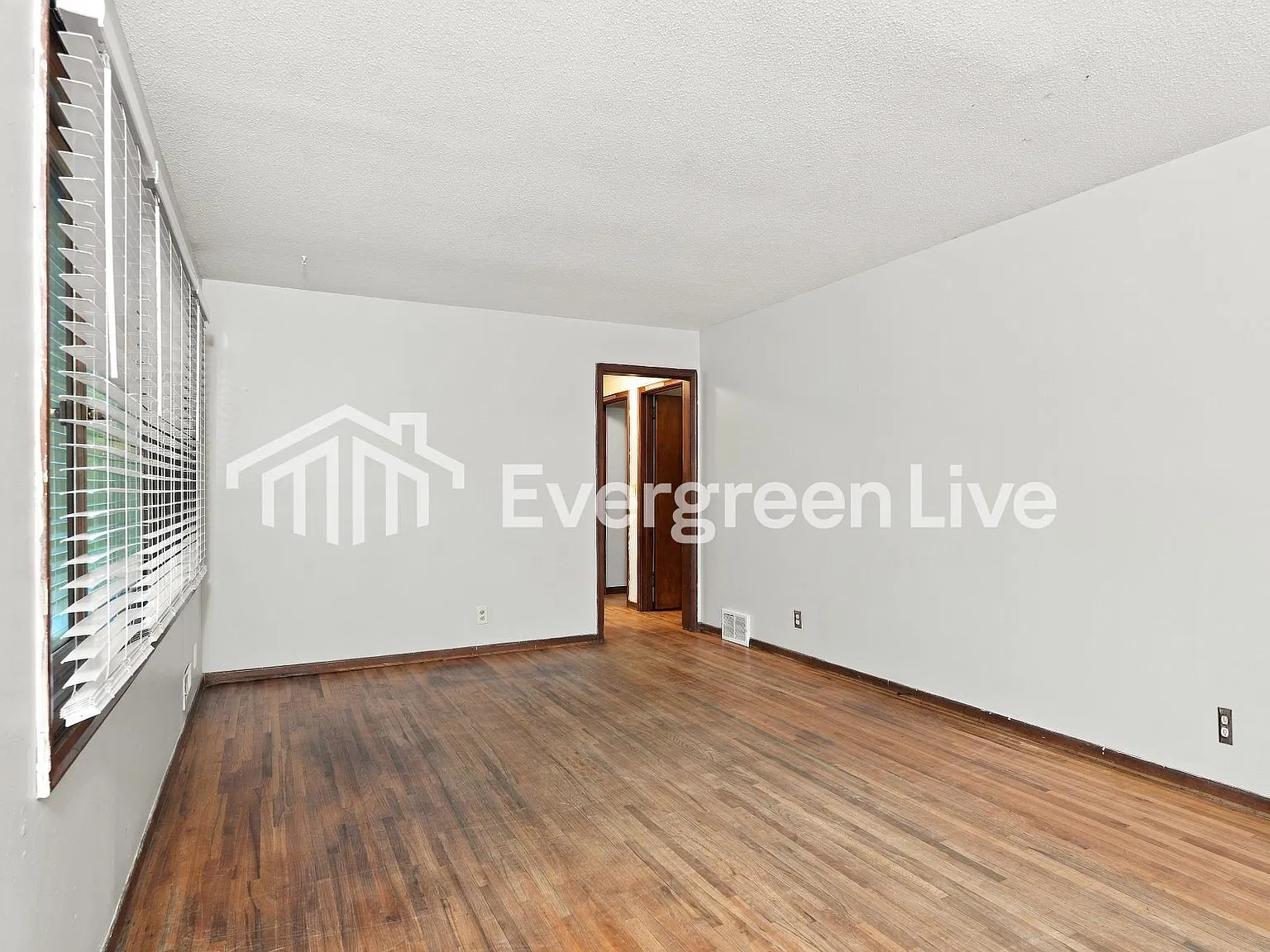 4 bed, 1.0 bath, 1100 sqft, $1,945 — Photo 3