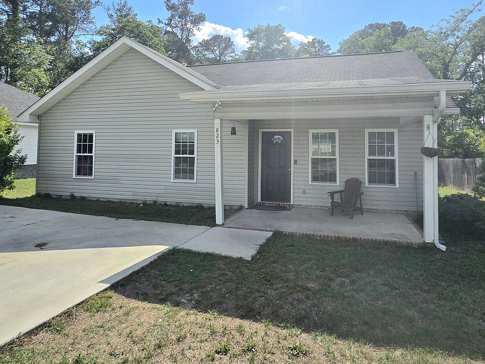 1st image of 823 N Main St