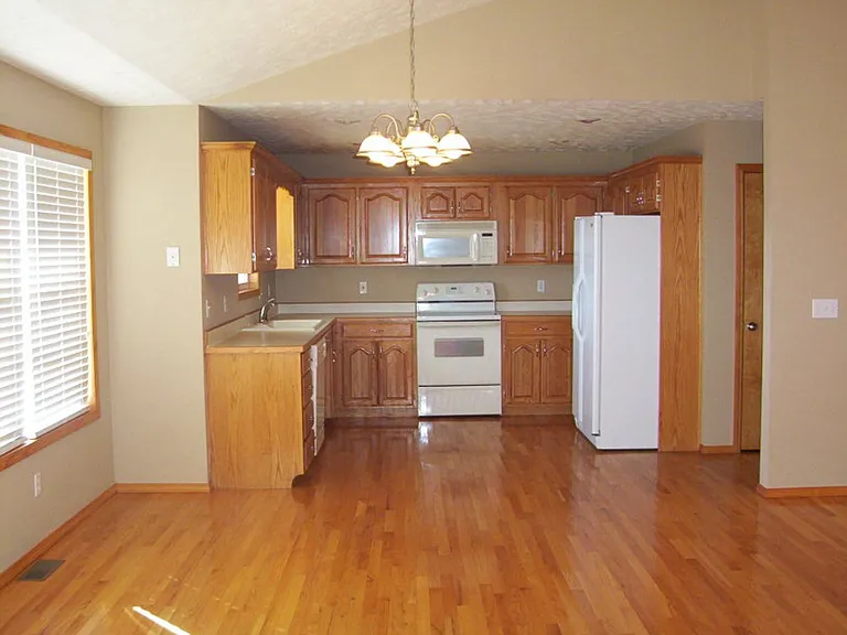 204 W Wilson St — Photo 4