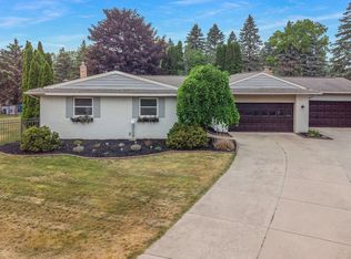 1364 Blue Water Dr, Fenton, MI 48430