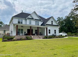 305 Hawthorne Rd, Trent Woods, NC 28562