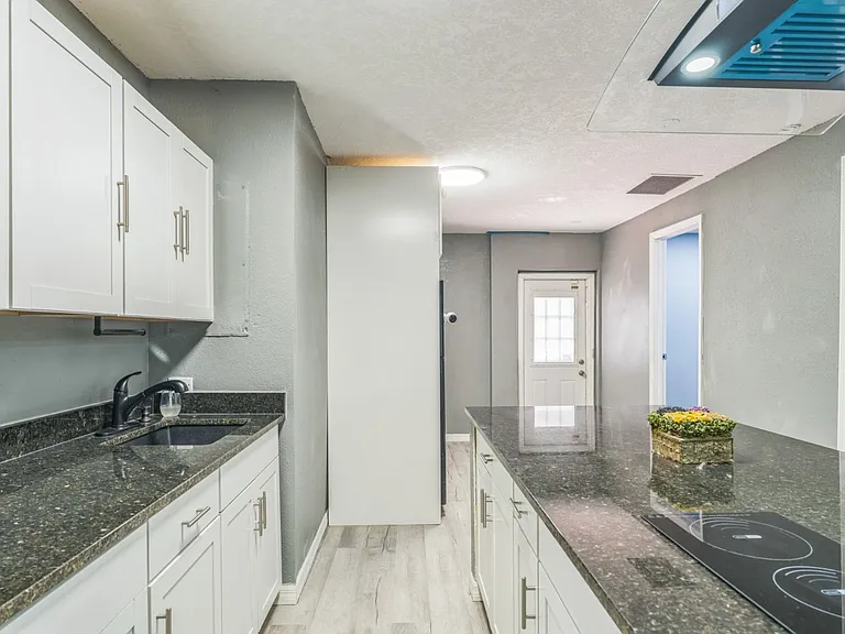 465 Rio Grande Ln #B — Photo 16