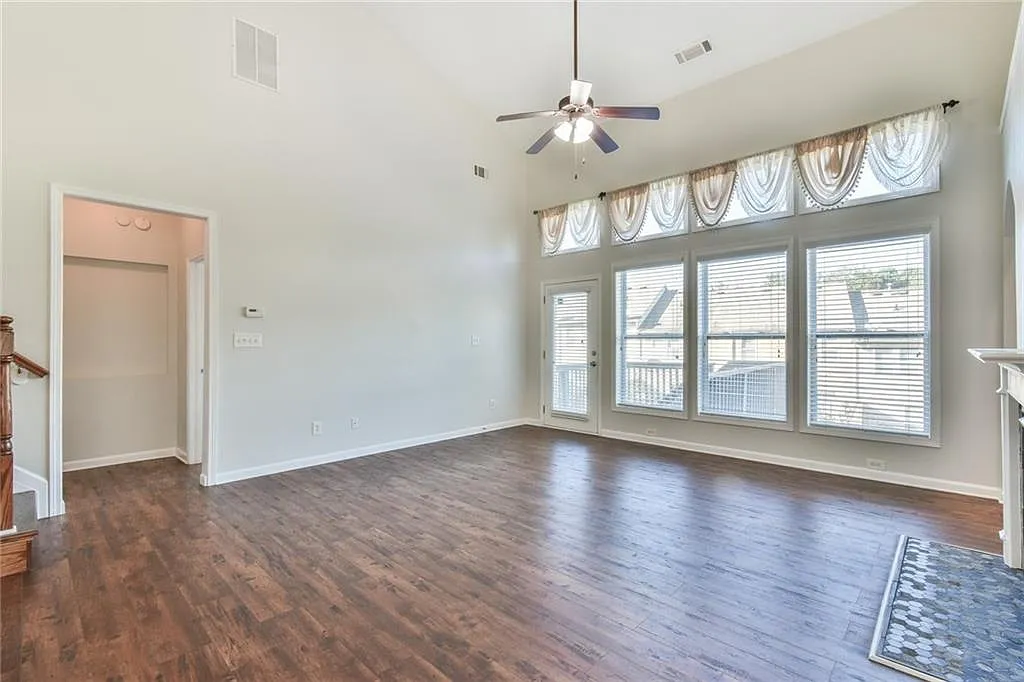 4 bed, 2252 sqft, $2,550 — Photo 4