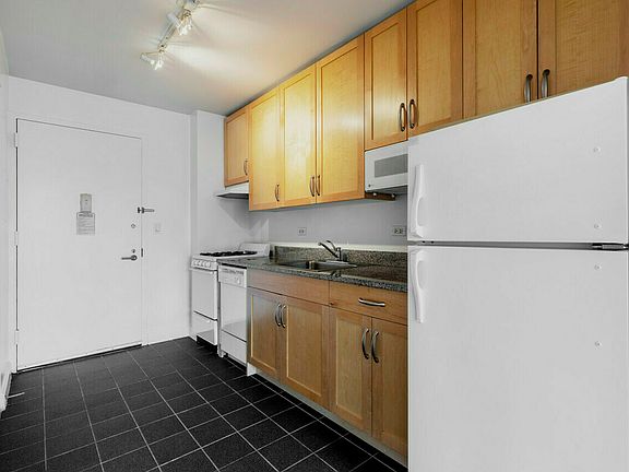 3rd image of 360 W 43rd St APT N6g
