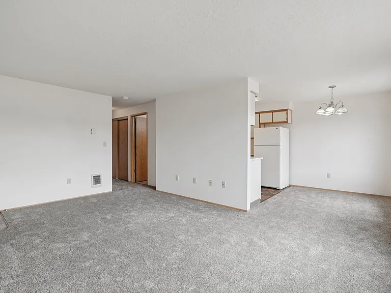 Stonehedge Court Apartments — Photo 28