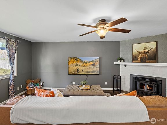 5th image of 583 Salal Street