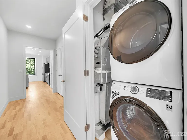 1037 Amboy Ave — Photo 5