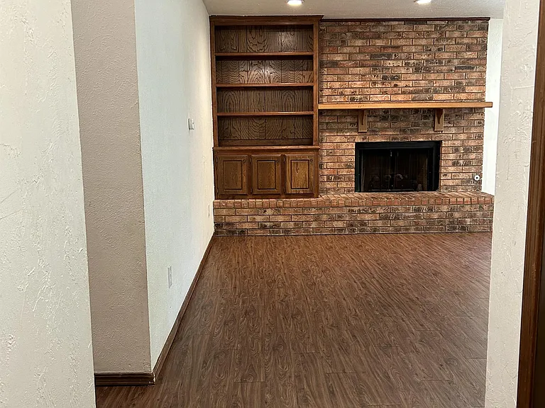 214 Falcon Ct — Photo 3