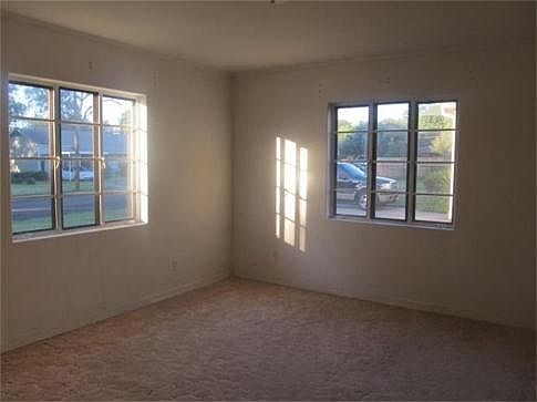 3rd image of 104 Peterson Pl